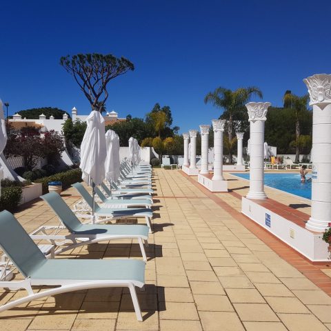PICofpoolfurniture0422